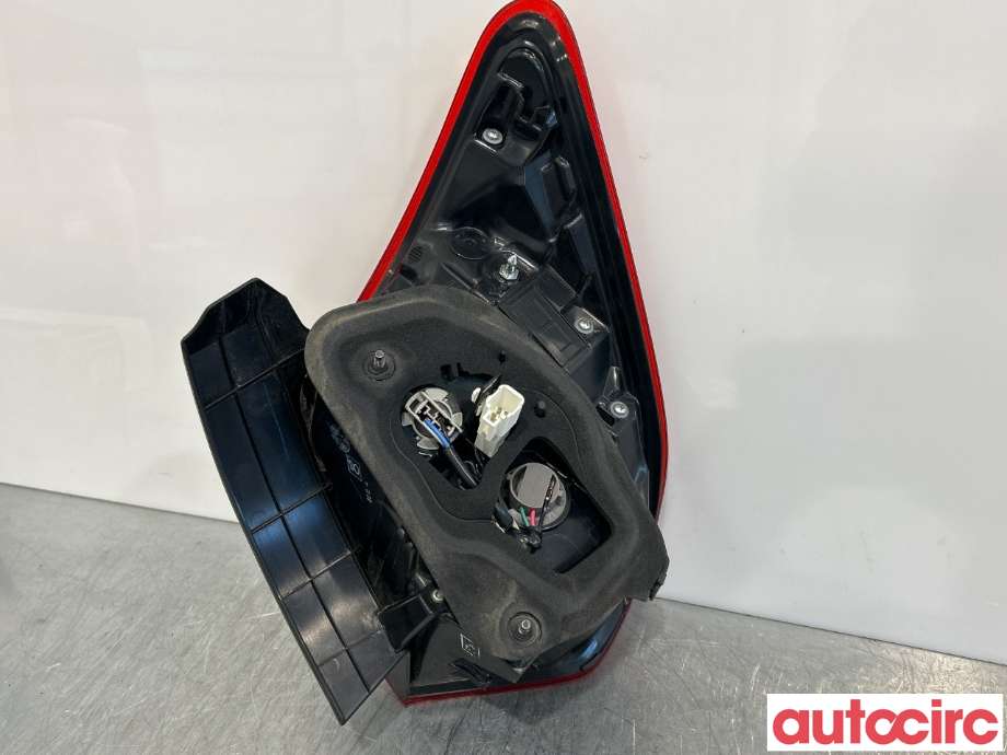 Baklykt venstre til Toyota Yaris 2014-2020 (Type III, Fase 2) (TOYOTA|815600DB61|815600DB60|)