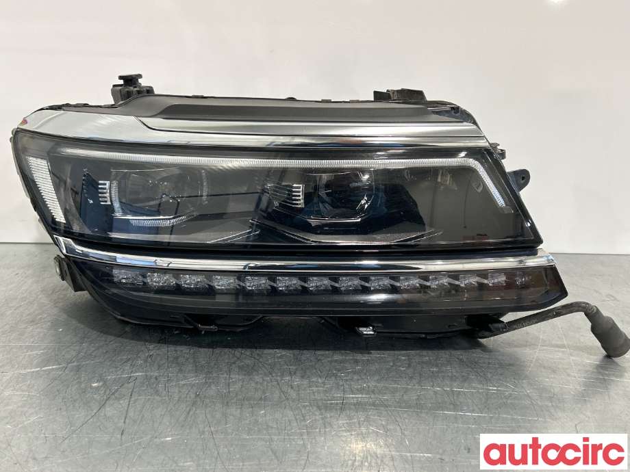 Frontlykt høyre halogen til VW Tiguan, 2016-2020 (Type II, Fase 1)  (5NB941114E)