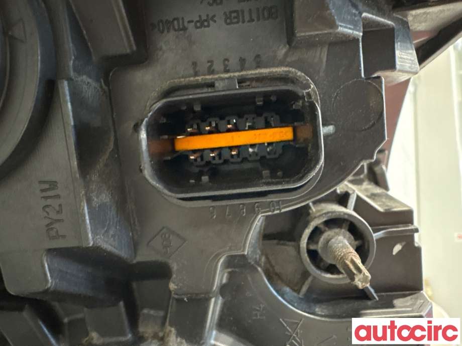 Frontlykt høyre halogen til Opel Vivaro B 2014-2019  (OPEL|95517217|1EE011565-06|95527870)