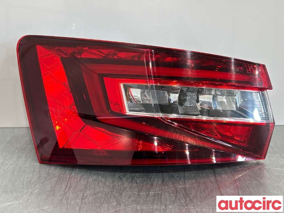Baklykt venstre til Škoda Superb 2015-->> (Type III) (SKODA|3V9945207|)