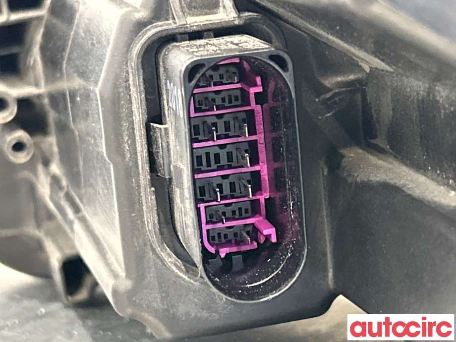 Frontlykt høyre halogen til Škoda Superb 2015-->> (Type III)  (SKODA|3V1941018B||3V1941016B)