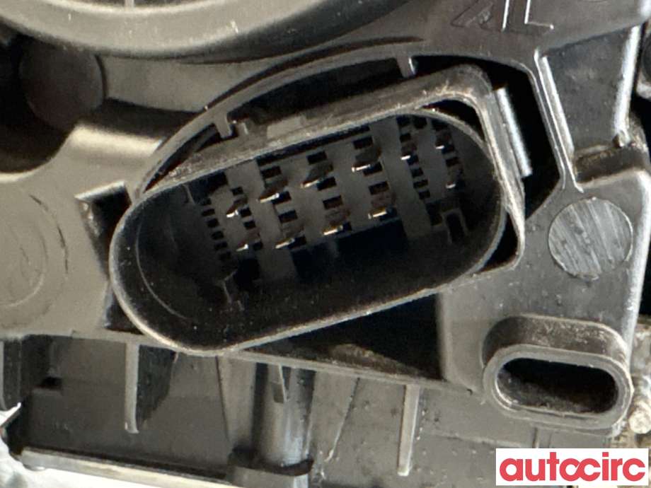 Frontlykt høyre halogen til Škoda Yeti 2014-2017 (Fase 2)  (SKODA|5L1941018D|030128628200|5L1941016C)