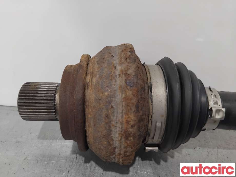 Drivaksel høyre bak til Audi A4 2015-2019 (Type V, Fase 1) (B9) (B9) (AUDI|8W0501203D|)