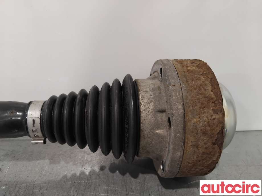 Drivaksel høyre bak til Audi A4 2015-2019 (Type V, Fase 1) (B9) (B9) (AUDI|8W0501203D|)