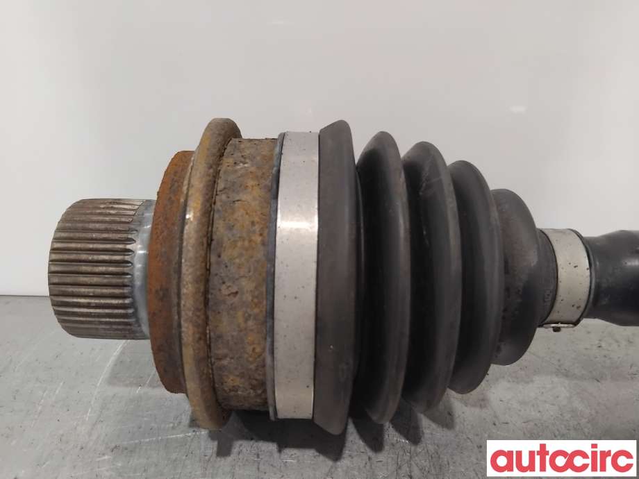 Drivaksel høyre foran til Audi A4 2015-2019 (Type V, Fase 1) (B9) (B9) (AUDI|8W0407271D||8W0407271L)