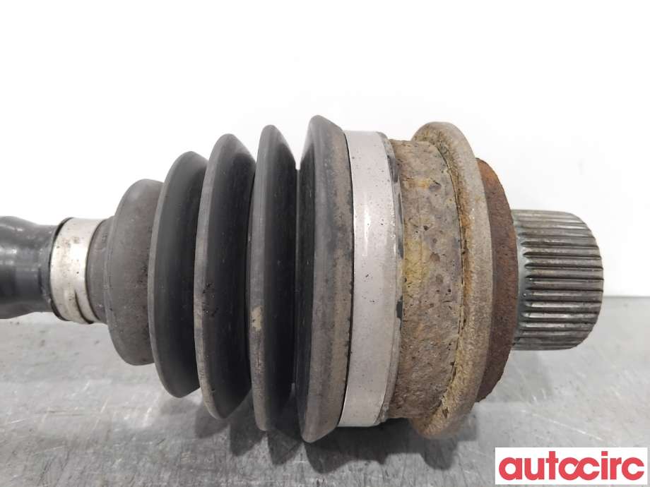 Drivaksel venstre foran til Audi A4 2015-2019 (Type V, Fase 1) (B9) (B9) (AUDI|8W0407271D||8W0407271L)