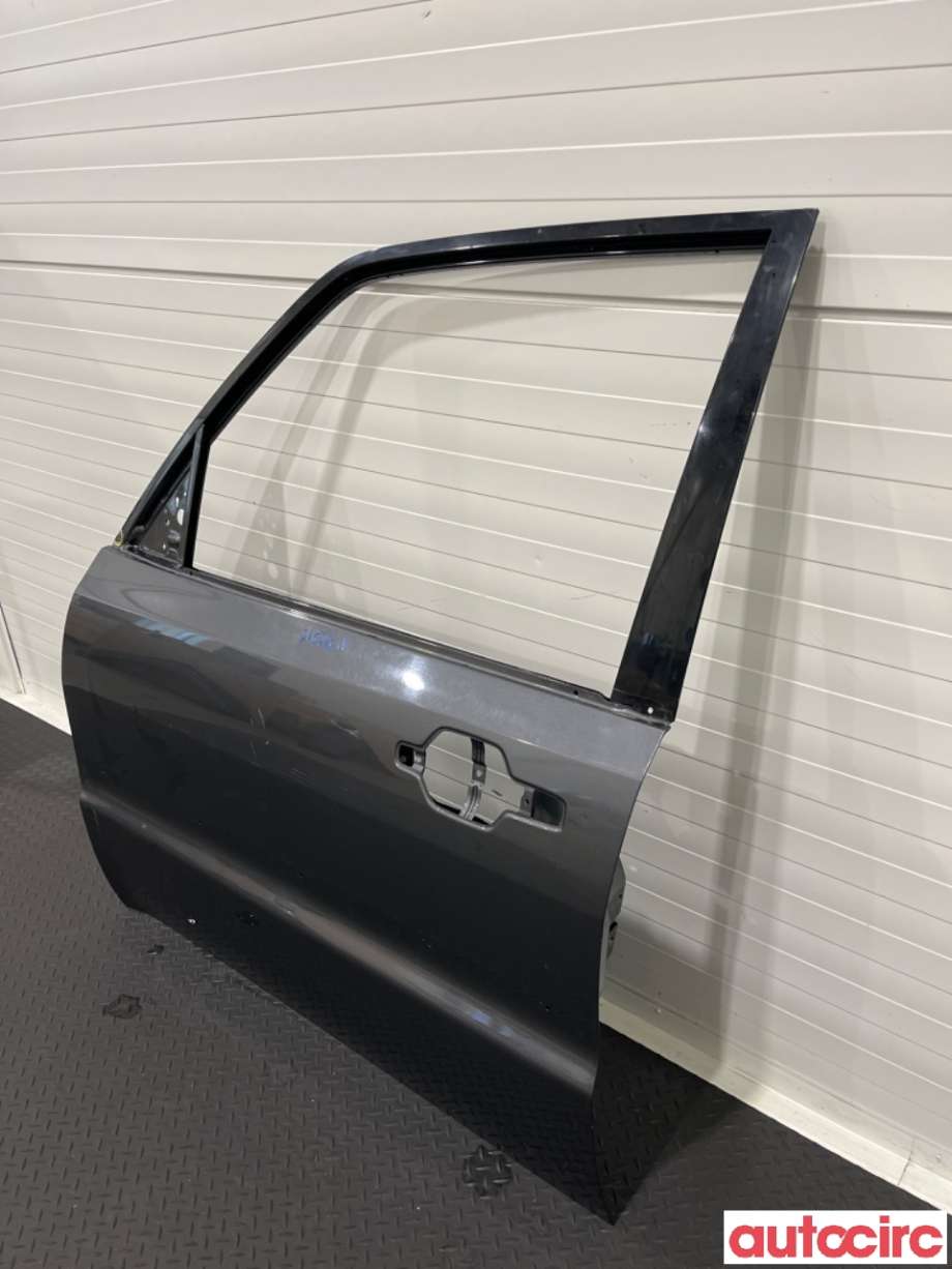 Dør venstre foran til Mitsubishi Pajero 2007-2016 (Type IV, Fase 1)  (MITSUBISHI|5700A877|)