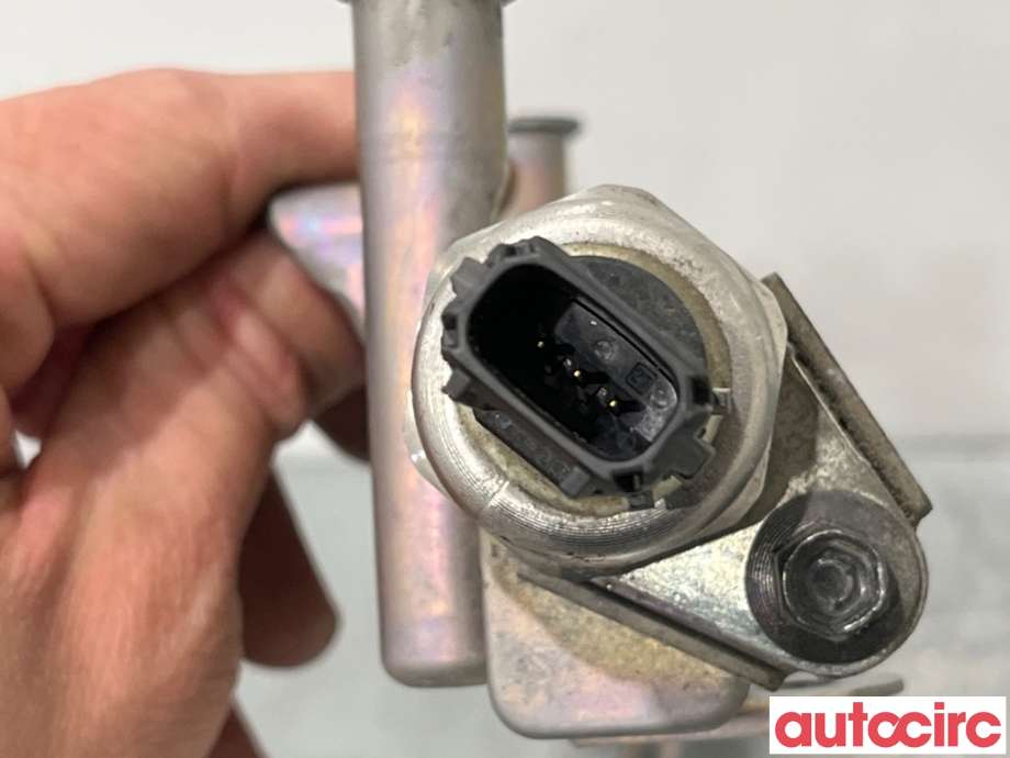 Dyseskinne (fuelrail) til Toyota RAV4 2019-->> (Type V)  (TOYOTA|2381425022|)