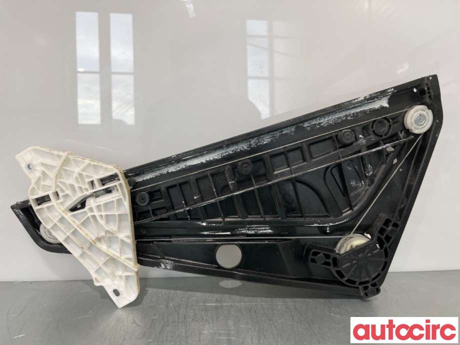 Ruteheis venstre foran til Hyundai Veloster 2011-2015  (HYUNDAI|824012V010||82401-2V010)