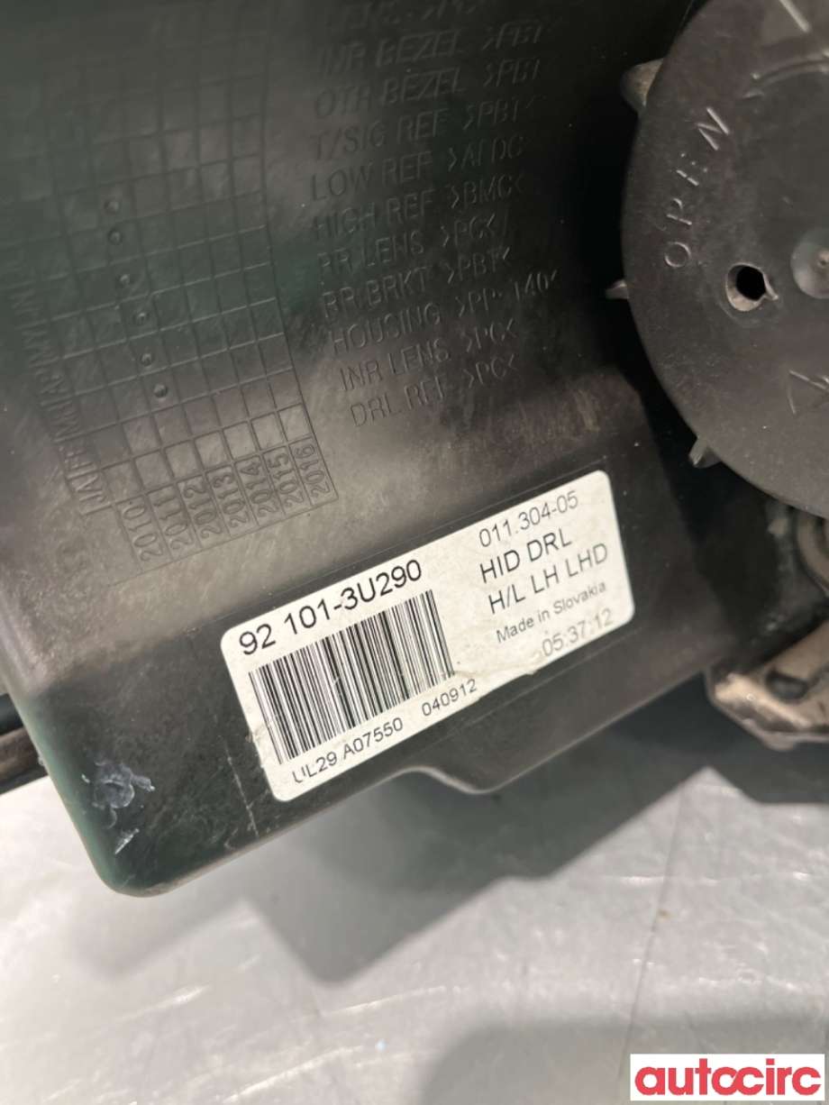 Frontlykt venstre halogen til Kia Sportage 2010-2016 (Type III)  (KIA|921013U290|)