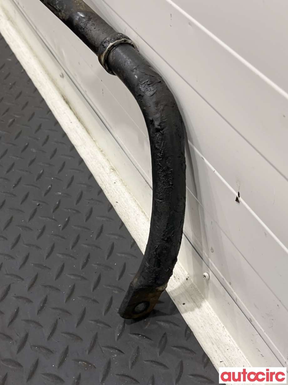 Stabilisatorstag foran til VW Amarok 2016-2022 (Type I, Fase 2)  (VOLKSWAGEN|2H0411305D|)