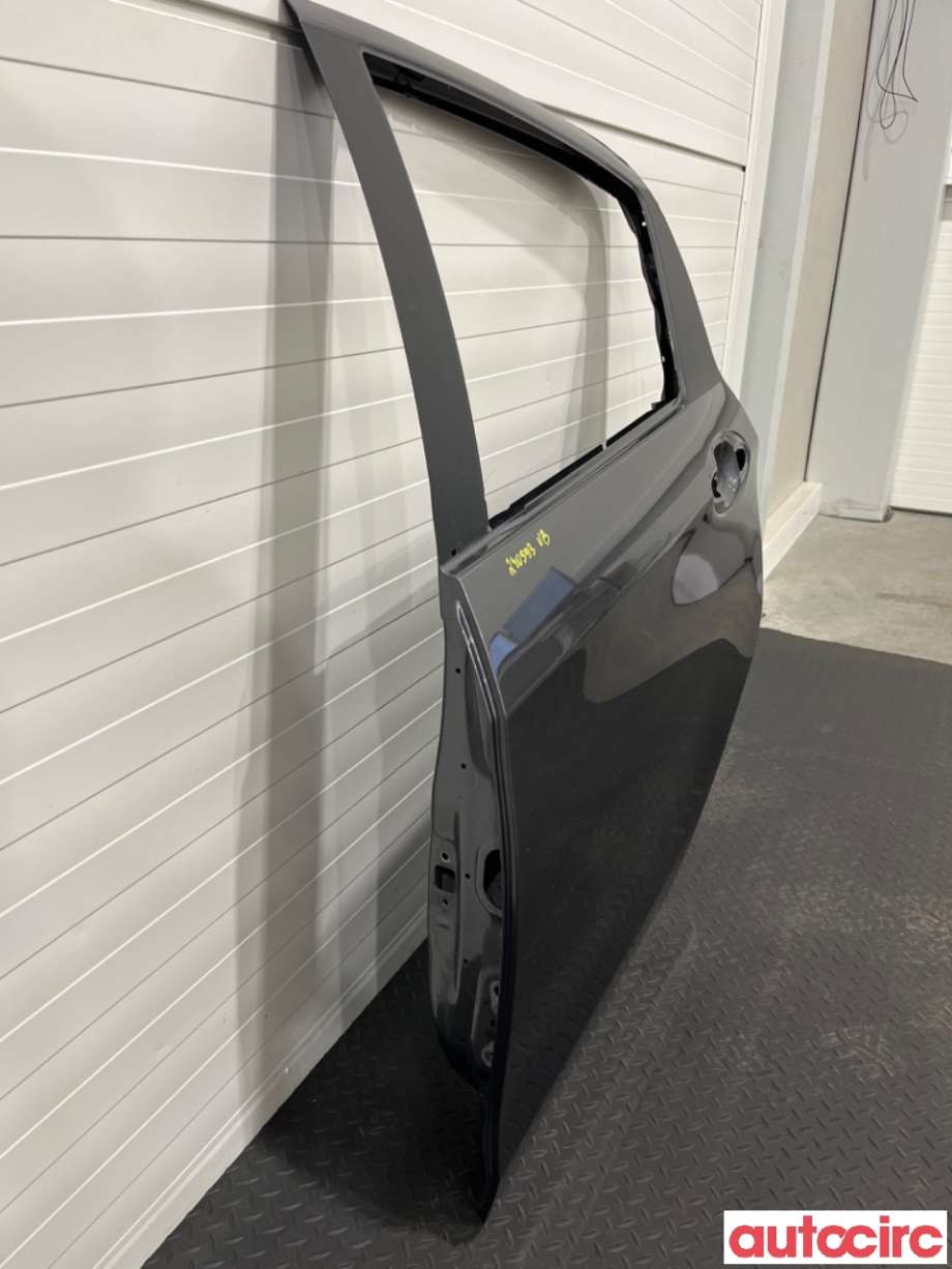 Dør venstre bak til Toyota Yaris 2014-2020 (Type III, Fase 2)  (TOYOTA|670040D550|)