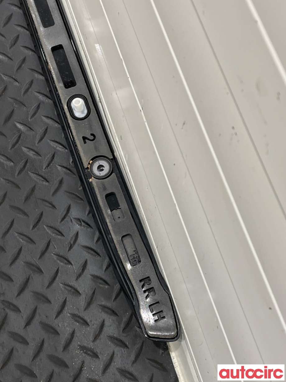 Takrails til Peugeot 2008 2019-->> (Type II)  (PEUGEOT|98257241XY|)