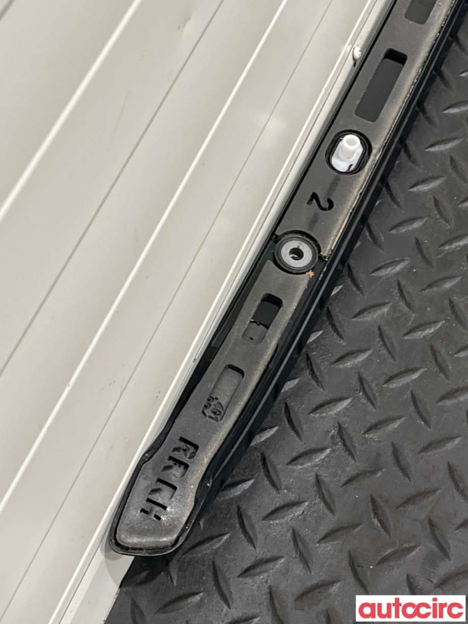 Takrails til Peugeot 2008 2019-->> (Type II)  (PEUGEOT|98257240XY|)