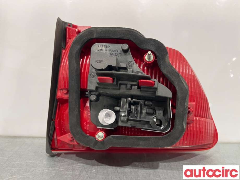 Baklykt høyre indre til VW Touran 2010-2015 (Type I, Fase 3)  (VOLKSWAGEN|1T0945094A|)
