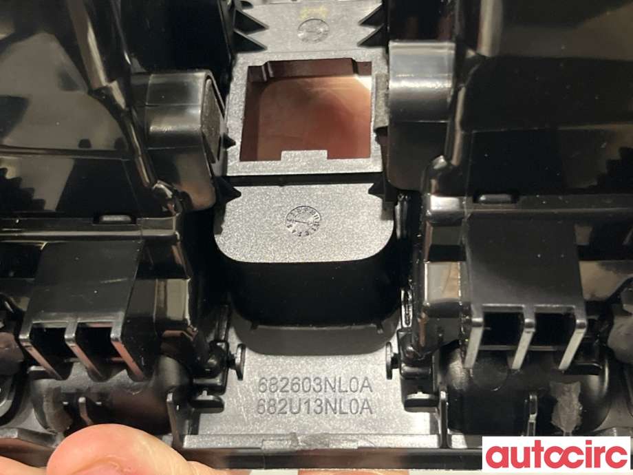 Dashbord friskluftdyse til Nissan Leaf 2011-2017 (Type I)  (NISSAN|682603NL0B||682603NL0A)