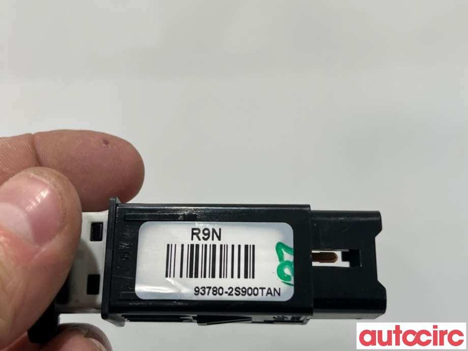 Bryter rutevarme til Hyundai Ix35 2010-2015  (HYUNDAI|937802S900TAN|)