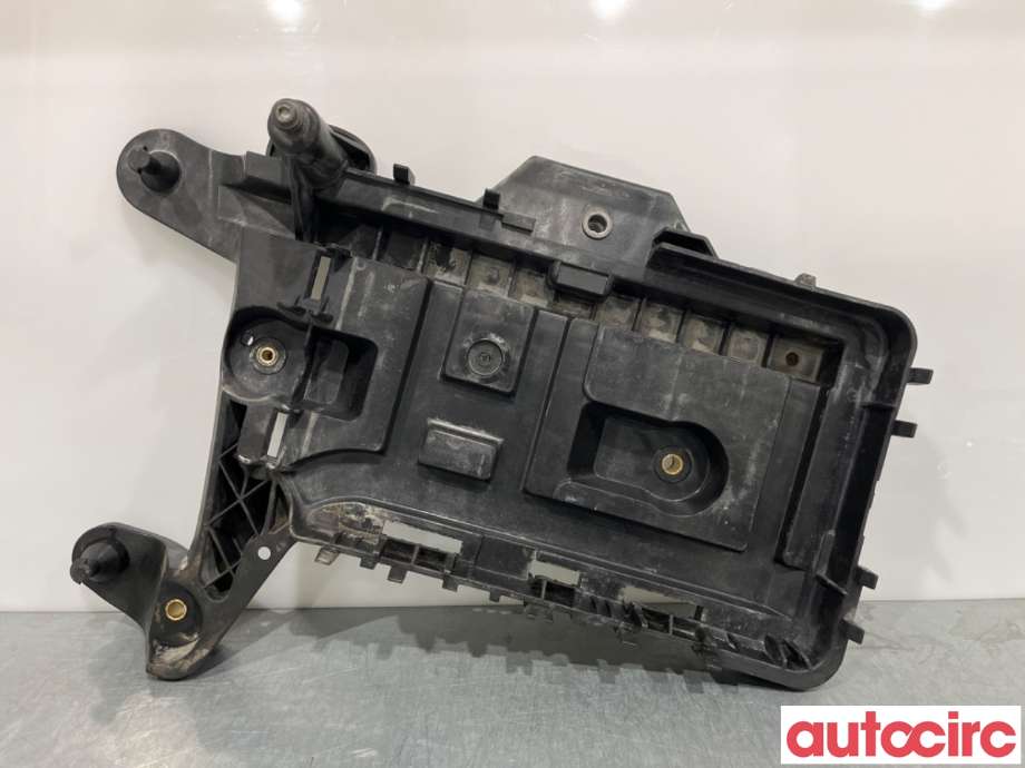 Batterikasse/feste til VW Caddy, 2004-2010 (Type III, Fase 1)  (VOLKSWAGEN|1K0915333H)