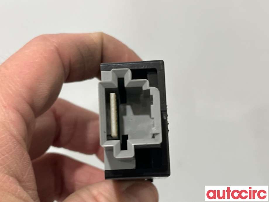 Bryter diverse til Mitsubishi Outlander 2010-2012 (Type II, Fase 2)  (MITSUBISHI|8610A018|)