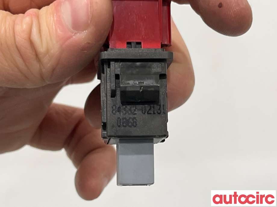 Bryter nødblink til Toyota Auris 2007-2010 (Type I, Fase 1)  (TOYOTA|8433202131||84332-02131)