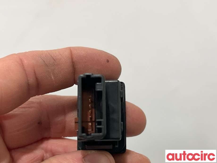 Bryter Antispinn til Toyota Auris 2007-2010 (Type I, Fase 1)  (TOYOTA|8498612010|)