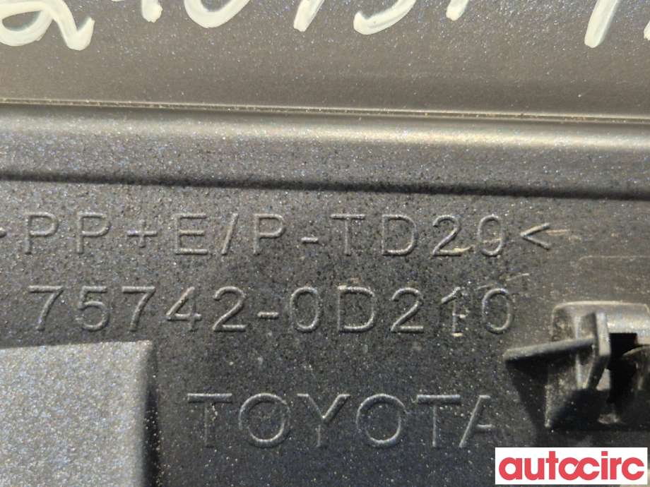 Diverse deler til Toyota Yaris 2014-2020 (Type III, Fase 2)  (TOYOTA|757420D210)