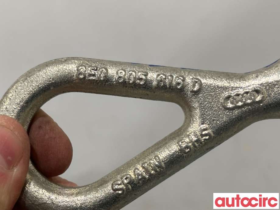 Bagasjerom slepeøye/tauekrok til Audi A6 2005-2008 (Type III, Fase 1) (C6) (C6) (AUDI|8E0805616D|)