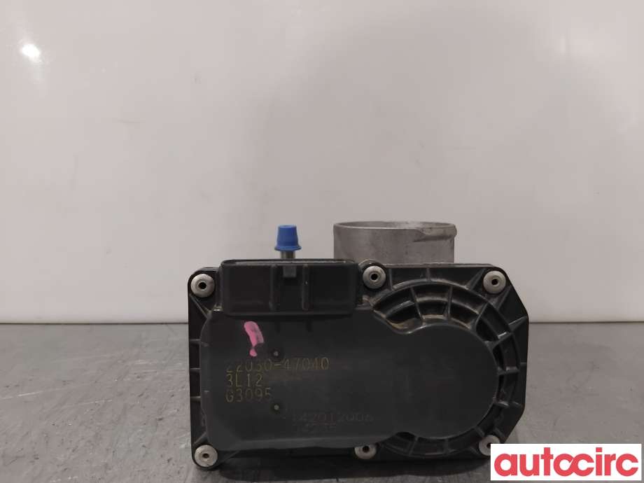 Spjeldhus til Toyota Yaris 2012-2014 (Type III, Fase 1)  (TOYOTA|2203047040||22030-47040)