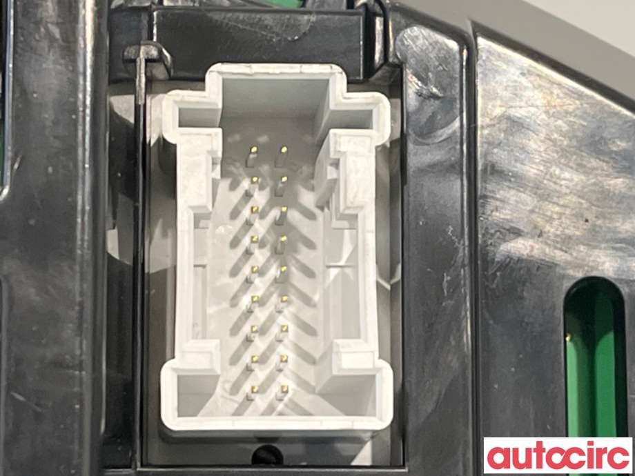 Multimedia display (MCU - Media Controller Unit) til Mercedes C-Klasse 2011-2014 (Fase 2) (W204) (W204) (MERCEDES|A2049003107|A2C53435303|A2049000306)