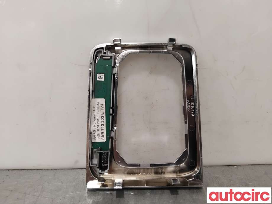 Diverse deler til VW Passat 2011-2015 (B7) (B7) (VOLKSWAGEN|3AB713203E|)