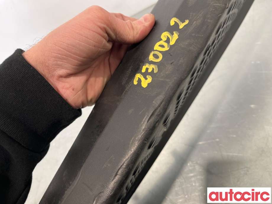 Stigtrinn/stigbrett til VW Amarok 2010-2016 (Type I, Fase 1) (VOLKSWAGEN|2H7807502C|)