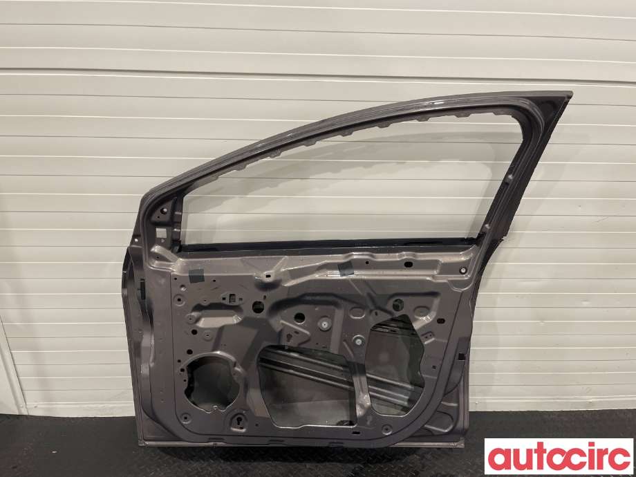 Dør høyre foran til Ford Focus 2011-2014 (Type III, Fase 1)  (FORD|2147844|PBM51-A20124-BF|)
