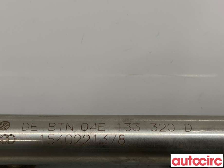 Dyseskinne (fuelrail) til VW Passat 2015-2019 (Fase 1) (B8) (B8) (VOLKSWAGEN|04E133320D)