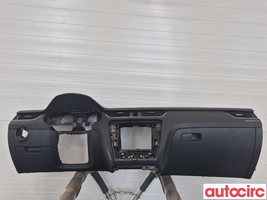 Dashbord til Škoda Octavia, 2017-2020 (Type III, Fase 2) (SKODA|5E1857007AK)