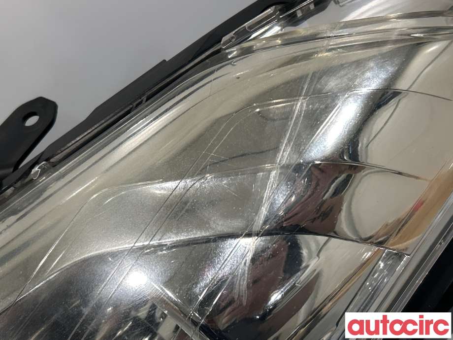 Frontlykt venstre halogen til Citroën C-Crosser 2007-2012 (CITROEN|6208H2)