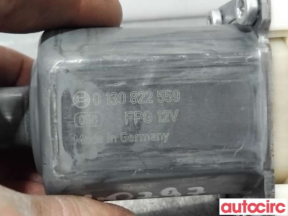 Ruteheis høyre foran til Mercedes Vito 2014-->> (W447) (W447) (MERCEDES|A4479063600|0130822559)