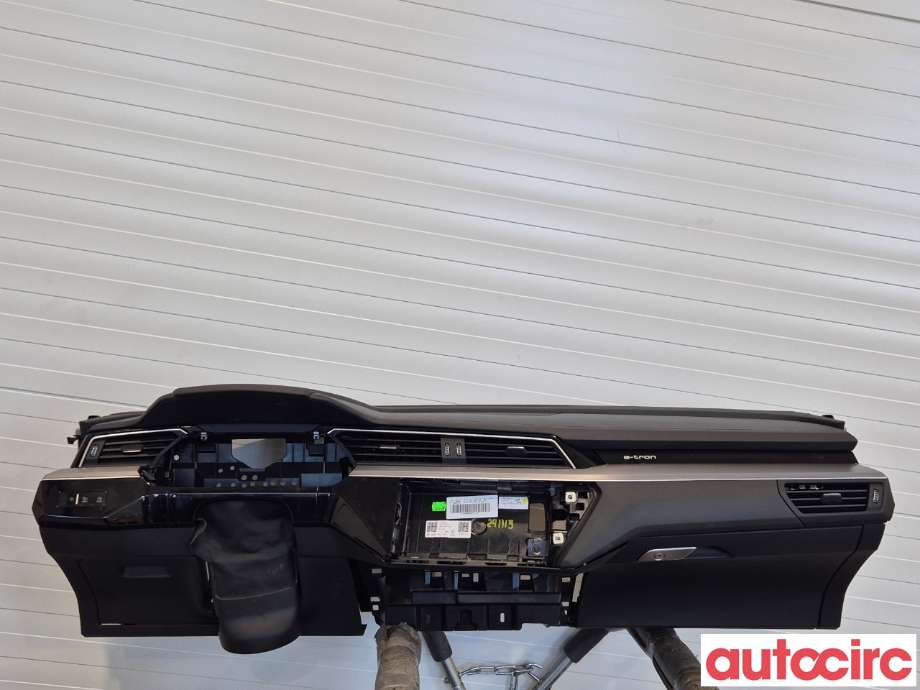 Dashbord til Audi e-tron 2018-->>  (AUDI|4KL857001C|)
