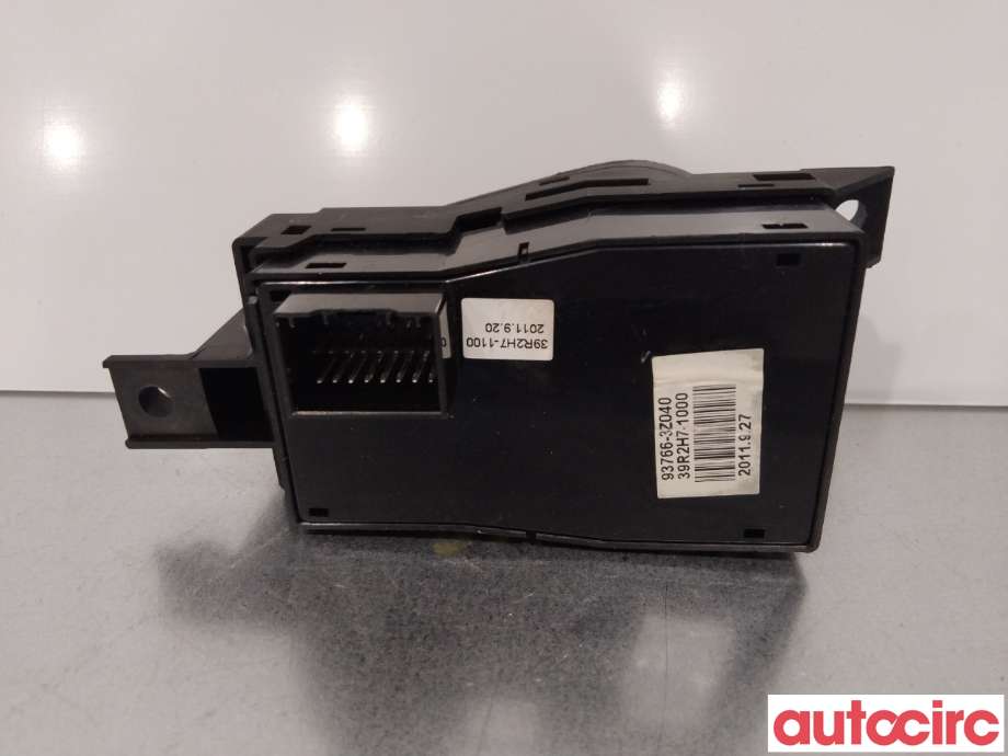 Bryter elektrisk håndbrekk/parkbrems til Hyundai i40 2012-2017 (HYUNDAI|937663Z0404X)