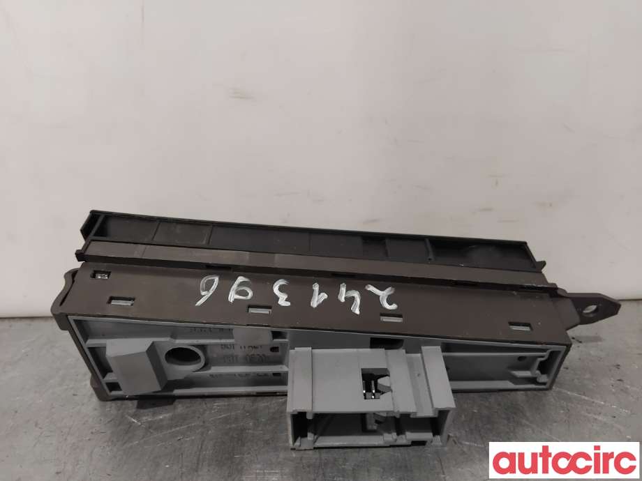 Bryter elektrisk håndbrekk/parkbrems til VW Passat 2011-2015 (B7) (B7) (VOLKSWAGEN|3AB927137|)