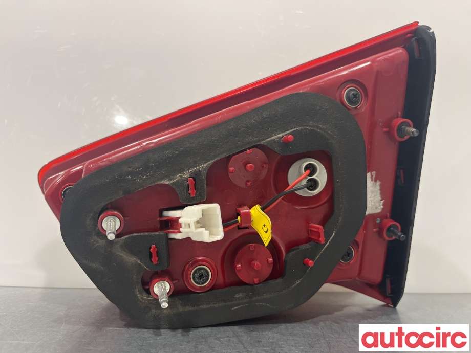 Baklykt venstre indre til Kia Sportage 2010-2016 (Type III) (KIA|924503W010)