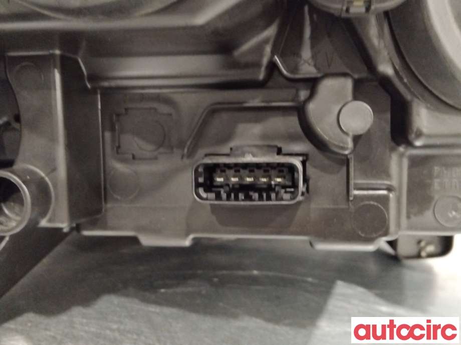 Frontlykt venstre halogen til Renault Clio 2009-2012 (Type III, Fase 2)  (RENAULT|8200892497|260603106R|7701072012)