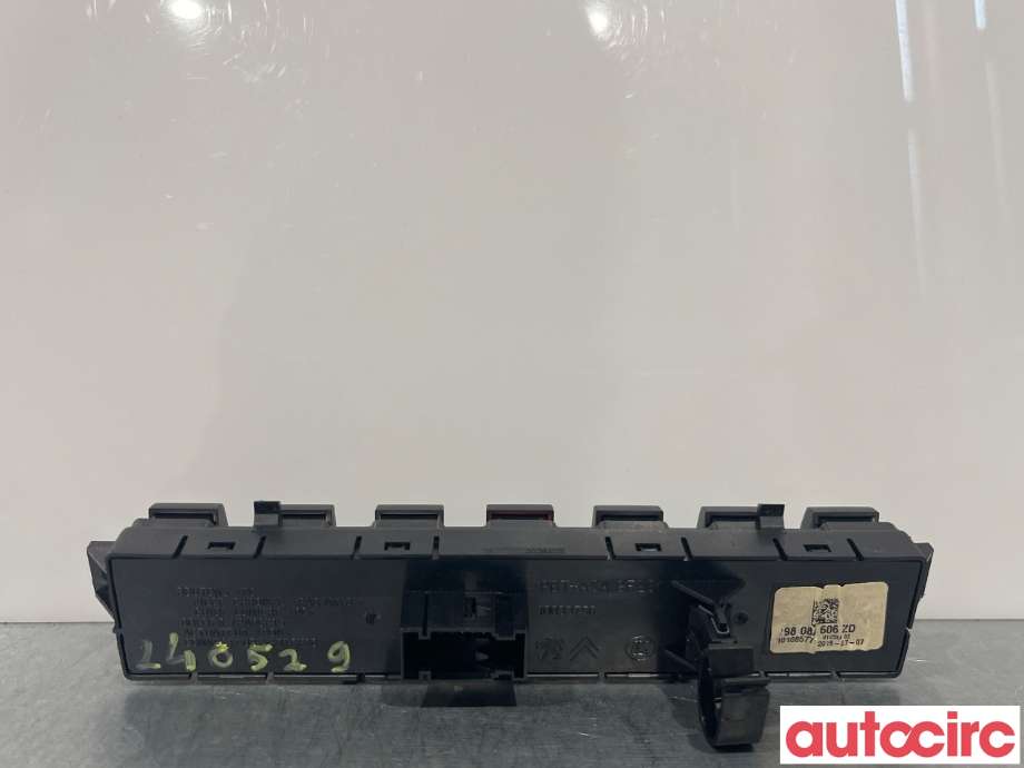 Bryter nødblink til Peugeot 3008 2009-2016 (Type I)  (PEUGEOT|96672390ZD)