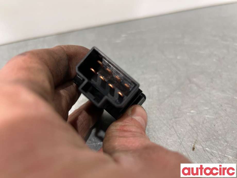 Bryter nødblink til Subaru Forester 2005-2008 (Type II, Fase 2) (SUBARU|83037SA000|)