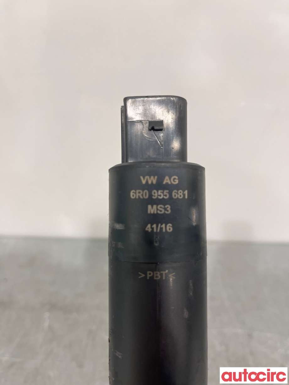 Spylerpumpe foran til VW Transporter / Caravelle 2015-2019 (T6) (T6) (VOLKSWAGEN|6R0955681)