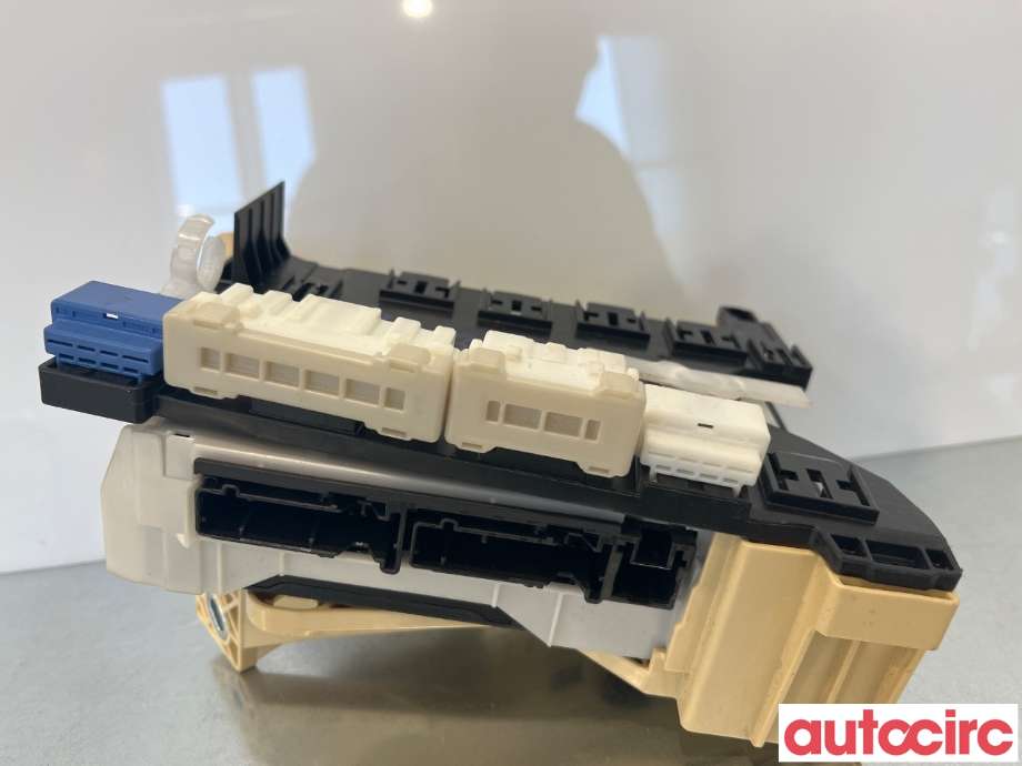 Sikringsboks til Toyota RAV4 2019-->> (Type V)  (TOYOTA|8273042840|)