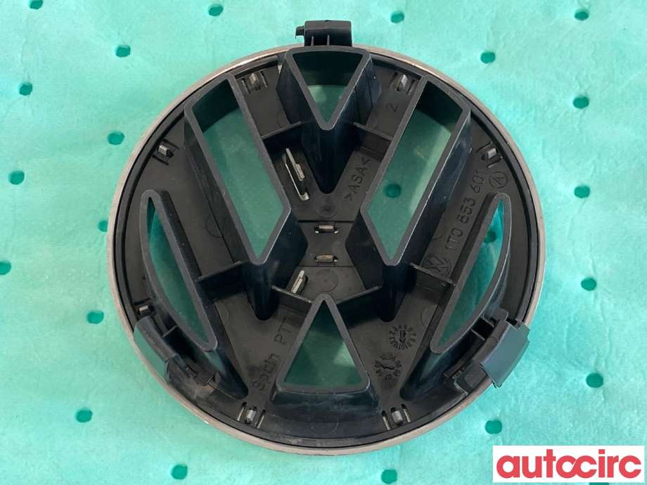 Emblem til VW Caddy 2004-2010 (Type III, Fase 1)  (VOLKSWAGEN|3B0853601C)