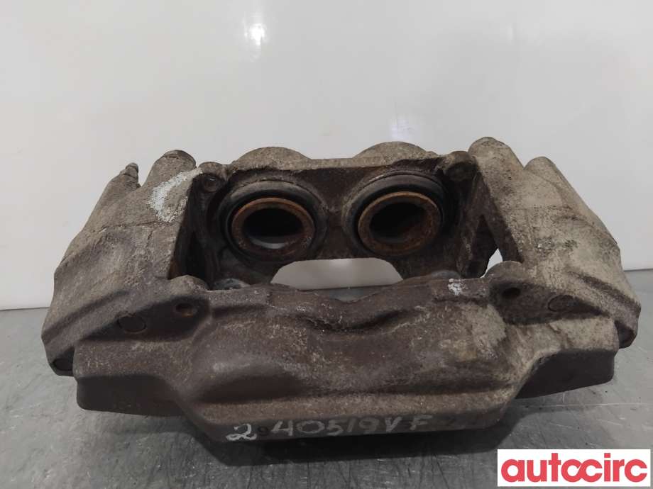 Bremsecaliper venstre foran til Mitsubishi Pajero 2007-2016 (Type IV, Fase 1)  (MITSUBISHI|4605B705|)