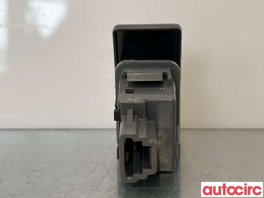 Bryter nødblink til Toyota Avensis 2009-2015 (Type III, Fase 1)  (TOYOTA|8433205060)