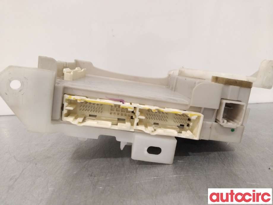 Sikringsboks til Toyota Prius 2009-2016 (Type III) (COMBI) (COMBI) (TOYOTA|8273047451)