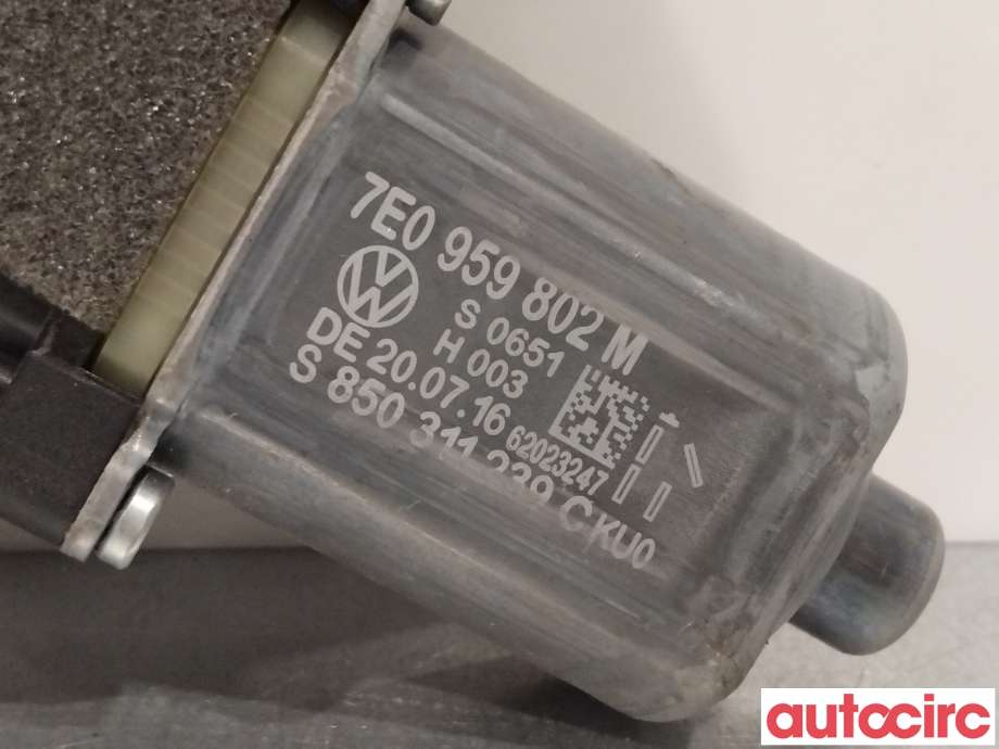 Ruteheis høyre foran til VW Transporter / Caravelle 2015-2019 (T6) (T6) (VOLKSWAGEN|7E0959802R|0130822452|7E0959802M)